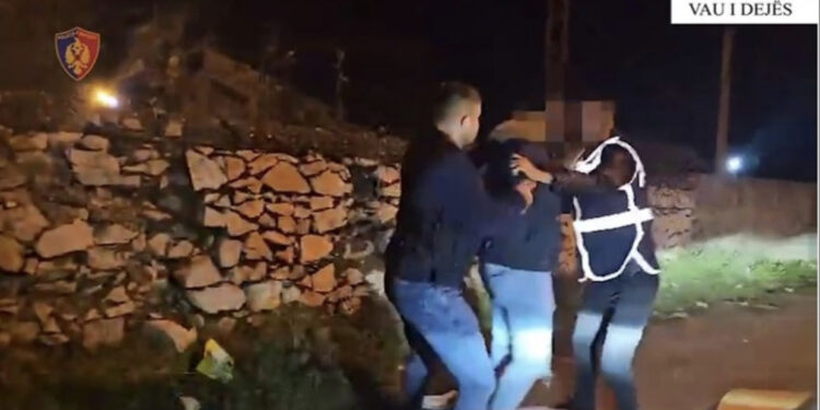 Dogjën automjete dhe grabitën para, arrestohen 2 ushtarë në Shkodër