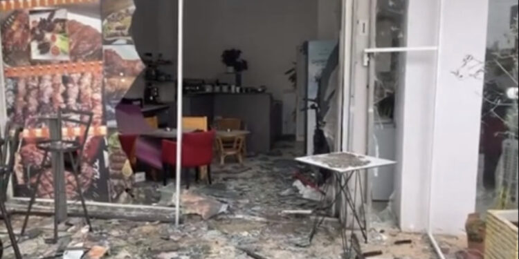 FOTO/ Zgjim me tronditje! Eksplozivi e bën “sallatë” lokalin në Tiranë