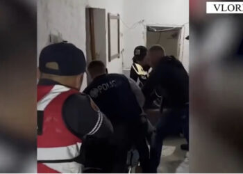 VIDEO/ “Mos lëviz”! Shqyhet dera, policia i hidhet në fyt në krevat vlonjatit