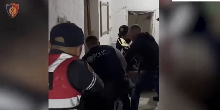 VIDEO/ “Mos lëviz”! Shqyhet dera, policia i hidhet në fyt në krevat vlonjatit