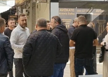 Mark Frrokun e presin me puthje dhe përqafime sapo doli nga burgu