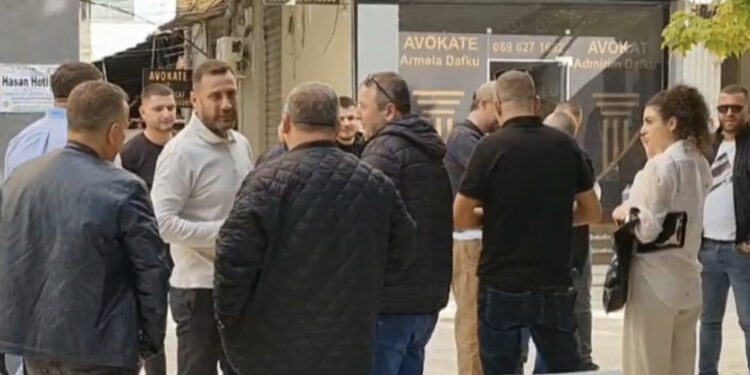 Mark Frrokun e presin me puthje dhe përqafime sapo doli nga burgu