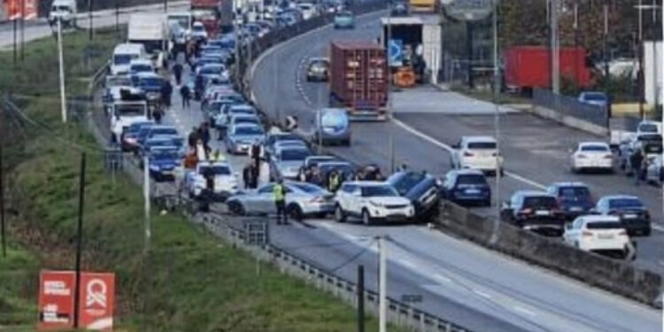 VIDEO/ Aksidenti i frikshëm në autostradën Tiranë-Durrës, përplasen 3 makina luksoze