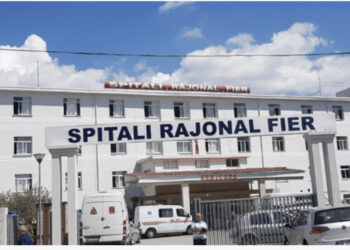 Neglizhencë totale në mjekim, u vdes pacienti në rrugë. Pesë mjekë të spitalit Fier meren të pandehur