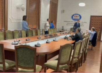 Tre demokratë hapin derën dhe futen brenda, mbyllet komisioni i “Ligjeve”