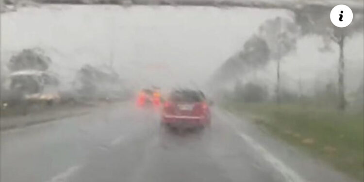 Stuhia erdhi! Thyhen pemët, bllokohet autostrada në Tiranë, në Durrës “notojnë” makinat