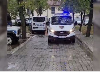 16 mijë Euro me vete! Klienti futet dhe rreh drejtorit e bankës në Kukës