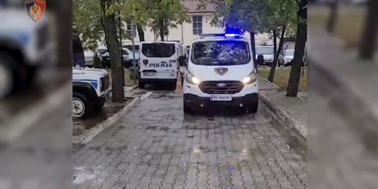 16 mijë Euro me vete! Klienti futet dhe rreh drejtorit e bankës në Kukës