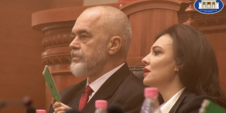 PD tym e flakë në Parlament, Rama e voton buxhetin për 5 minuta