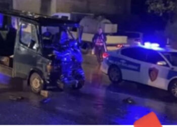Aksident në Sarandë, makina i pret rrugën furgonit