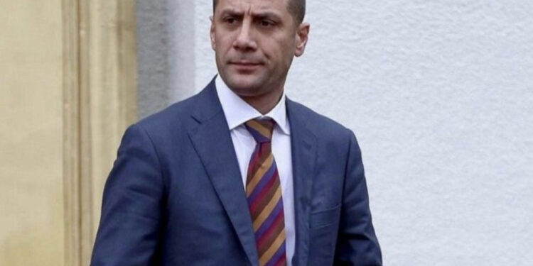 “Përmbysi sofrën”! Denoncimi: Nxorën revolet, ish-deputeti grushte dhe kacafytje