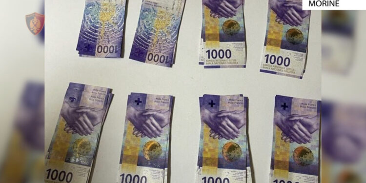 Bllokohet çanta me franga në doganë