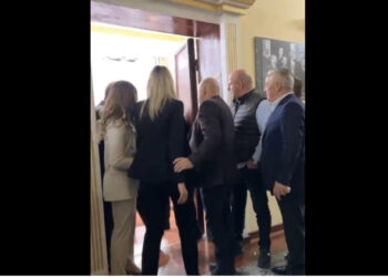 LIVE-Deputetët e PD-së shqyejnë derën e komisionit në Kuvend