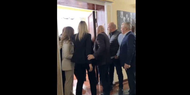 LIVE-Deputetët e PD-së shqyejnë derën e komisionit në Kuvend