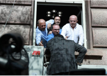 Beteja në komisione/ PD u fut nga dritarja, PS ia mbath online