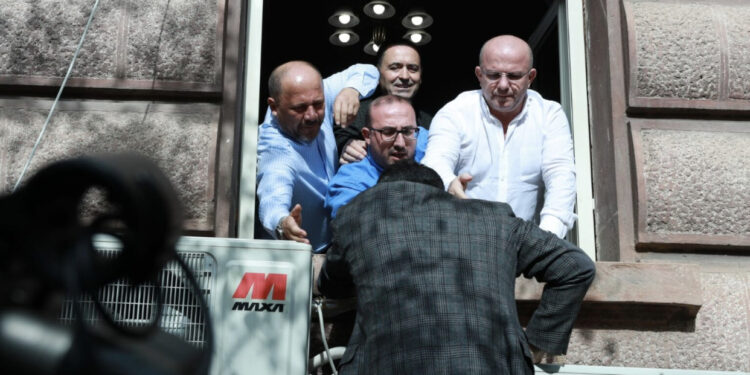 Beteja në komisione/ PD u fut nga dritarja, PS ia mbath online