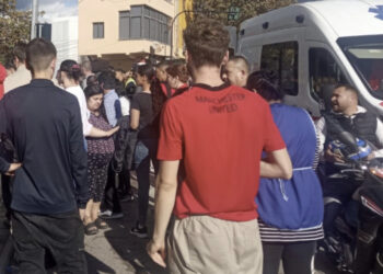 “O Zot, e vrau”! Gruaja në timon hedh qytetaren në ajër në Tiranë dhe vë duart në kokë