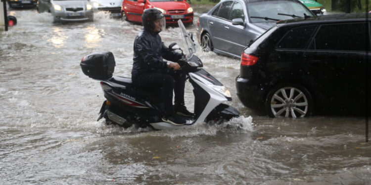 Paralajmërimi i fortë për stuhinë/ Çfarë ndodh sonte dhe nesër?