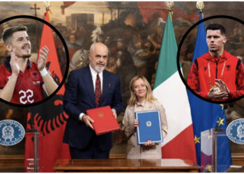 FOTO/ Lojtarët e Kombëtares ‘tallen’ me Edi Ramën: Afrikan i Rrogozhinës?