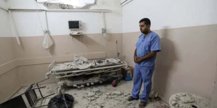 Izraeli vazhdon të bombardojë spitalet në Rripin e Gazës