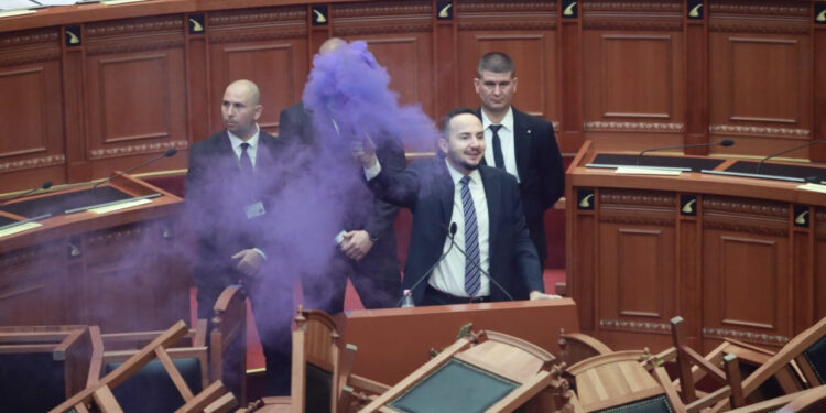 Revolta në Parlament/ Përjashtohen tre deputetë të PD-së