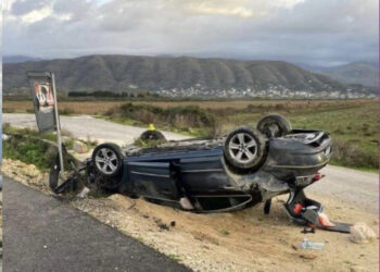 FOTO/ Makina përmbyset, shoferi shpëton për “fije floku” ia mbath me vrap