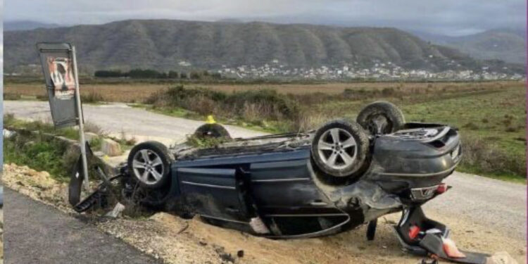 FOTO/ Makina përmbyset, shoferi shpëton për “fije floku” ia mbath me vrap