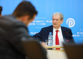 Berisha: Arben Kraja ka lënë detyrën për shkak të ligjit të lustracionit që kam iniciuar unë! Mellonai përfaqëson bandën e Elbasanit