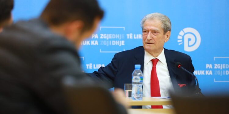 Berisha: Arben Kraja ka lënë detyrën për shkak të ligjit të lustracionit që kam iniciuar unë! Mellonai përfaqëson bandën e Elbasanit