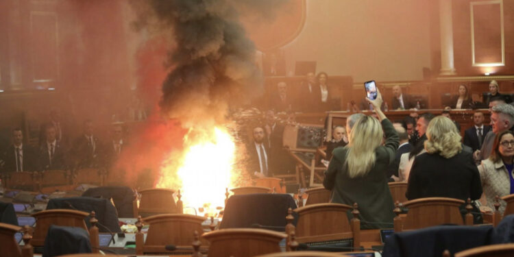 “Skenë krimi”, Prokuroria dhe policia “zbarkojnë” në sallën e Kuvendit