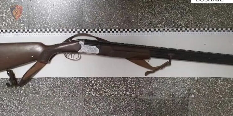 I maskuar dhe me armë, vodhi para në një pikë karburanti, arrestohet i riu