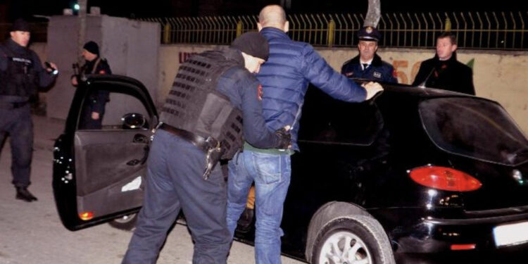 LAJM I FUNDIT/ Armë, municione dhe drogë në Durrës