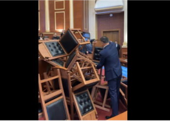 VIDEO/ “Dil këtu po pate burrëri, karriget mbi kokat tuaja”! Noka kërcënon ministrat