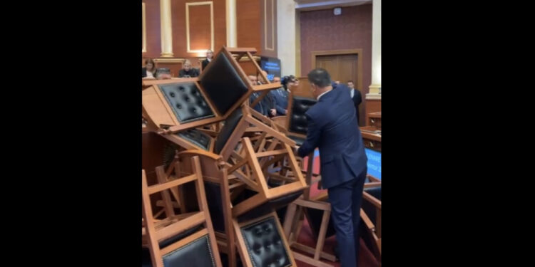 VIDEO/ “Dil këtu po pate burrëri, karriget mbi kokat tuaja”! Noka kërcënon ministrat