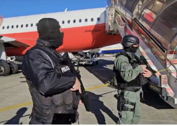 VIDEO-Ulet avioni! 30 policë me armë deri në “dhëmbë” mbërthyen “kokën” në Rinas