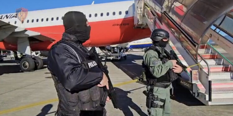 VIDEO-Ulet avioni! 30 policë me armë deri në “dhëmbë” mbërthyen “kokën” në Rinas