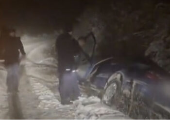 Përmbyset makina, prindërit me fëmijën 3-vjeç bien në kanal