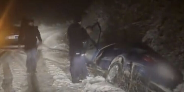 Përmbyset makina, prindërit me fëmijën 3-vjeç bien në kanal