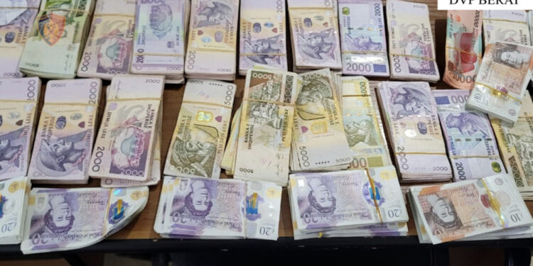 FOTO/ Sekuestrohen tre qese plotë me lekë 