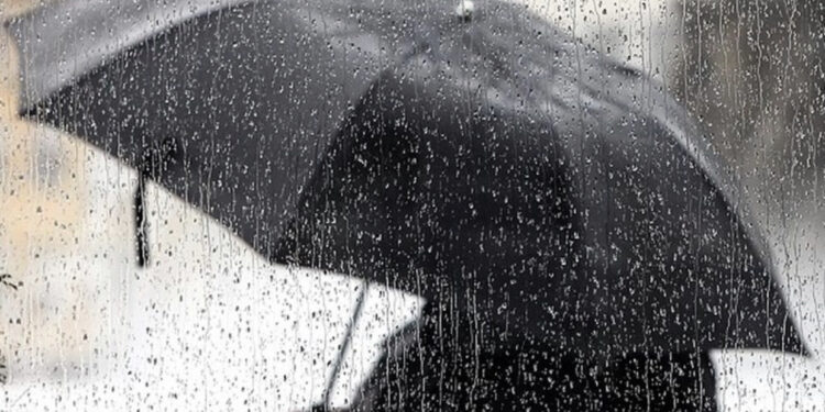 Shqipëria “mbërthehet” nga moti i keq, rrebeshe në orët e ardhshme, qytetet që rrezikohen