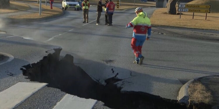 Video të frikshme, tërmetet e njëpasnjëshme godasin Islandën, krijohen çarje të thella në rrugë