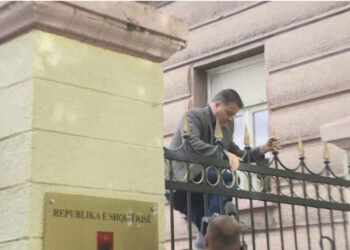 Tërhiqen të përjashtuarit, hapet dera e Kuvendit, Dash Sula: O çuna thirrini mendjes!