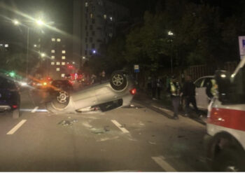 FOTO/ Makina përmbyset dhe bëhet “fije-fije” në Tiranë