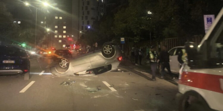 FOTO/ Makina përmbyset dhe bëhet “fije-fije” në Tiranë