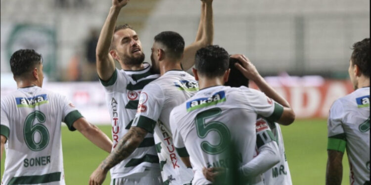 VIDEO/ Legjenda Sokol Cikalleshi dhuron gola dhe spektakël në Turqi