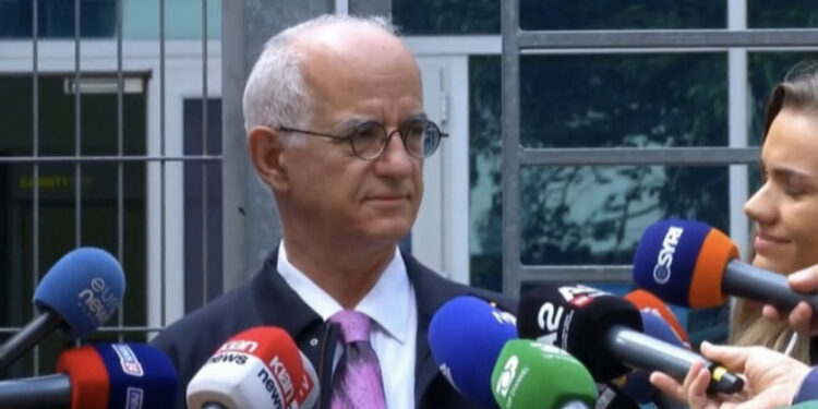 “Kjo ishte perlë”! Biznesmeni del nga SPAK-u dhe i bën gazetarët të “qeshin me lot”