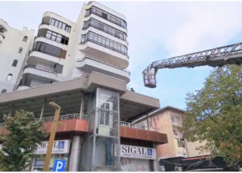 Tragjike/ Ishte brenda me vëllanë, policia: Djali ra nga kati i tetë dhe ngeli në tarracë