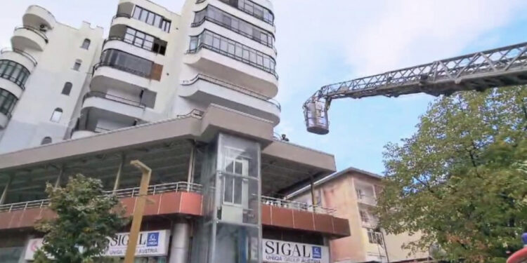 Tragjike/ Ishte brenda me vëllanë, policia: Djali ra nga kati i tetë dhe ngeli në tarracë