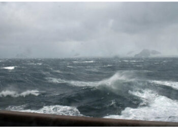 Moti i keq, pezullohet për 3 ditë lundrimi në Vlorë dhe Durrës