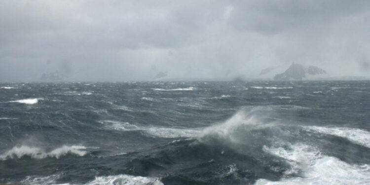 Moti i keq, pezullohet për 3 ditë lundrimi në Vlorë dhe Durrës